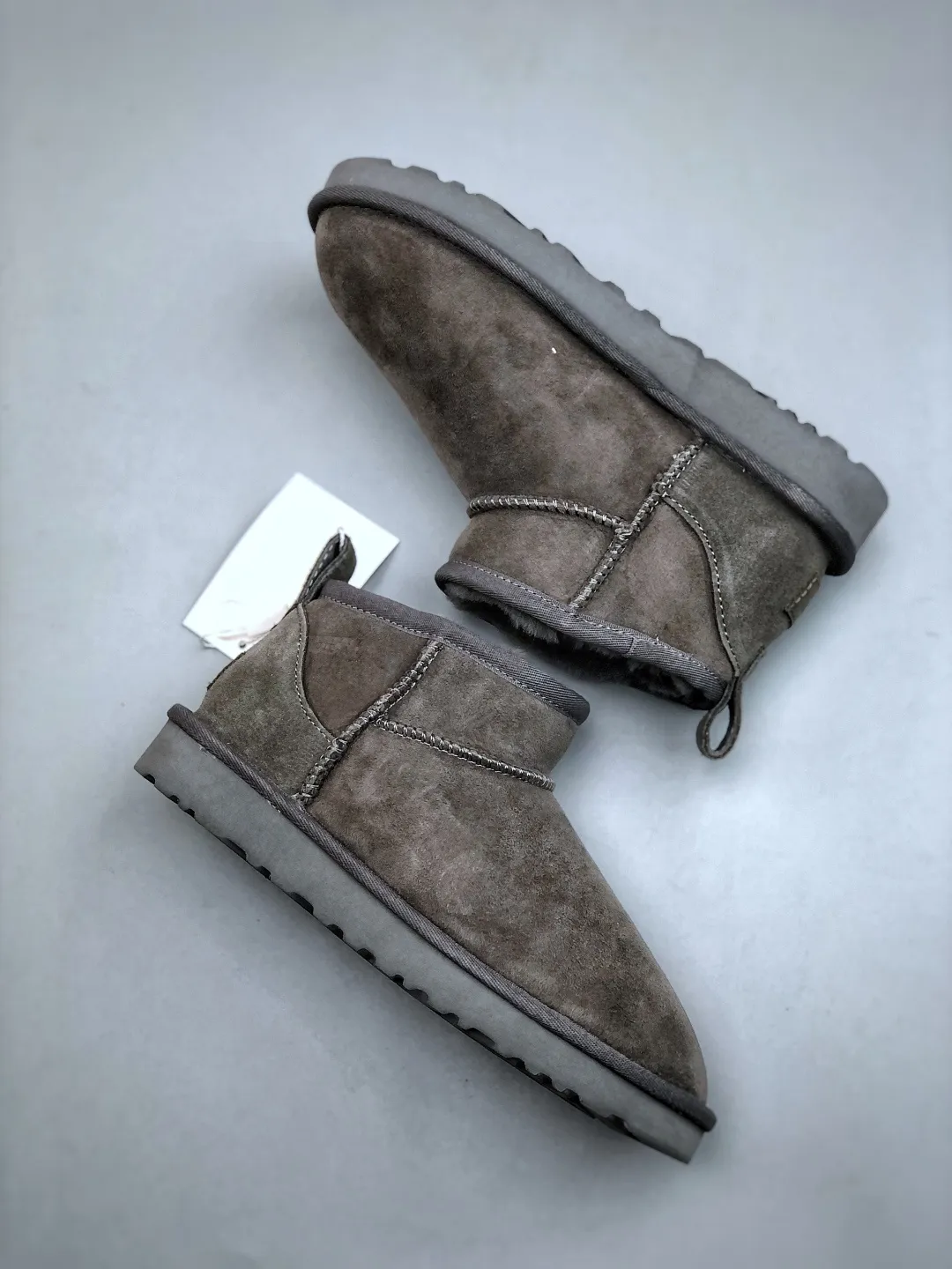 Local self-pickup 💰520 supports store placement. The top version on the market. UGG Mini thin-soled black short tube 1.5cm popular style. Produced by a major foreign trade factory in Guangzhou. Real sheep fur from toe to insole. Independent outer box packaging. Chip. Waterproof process. Different from any version on the market. 3cm thick sole, independently developed outsole, cashmere insole, keeping warm in winter, suitable for home use. In the new year, uug has launched a style series, which is partially geared towards the preferences of young consumers. It has also moved to the forefront of fashion trends. Shoe body material, water-repellent coated suede upper, 17mm UGGPURE™ implanted wool insole, lightweight non-slip and comfortable rubber outsole, with brand LOGO, and full packaging. Size: 35-44